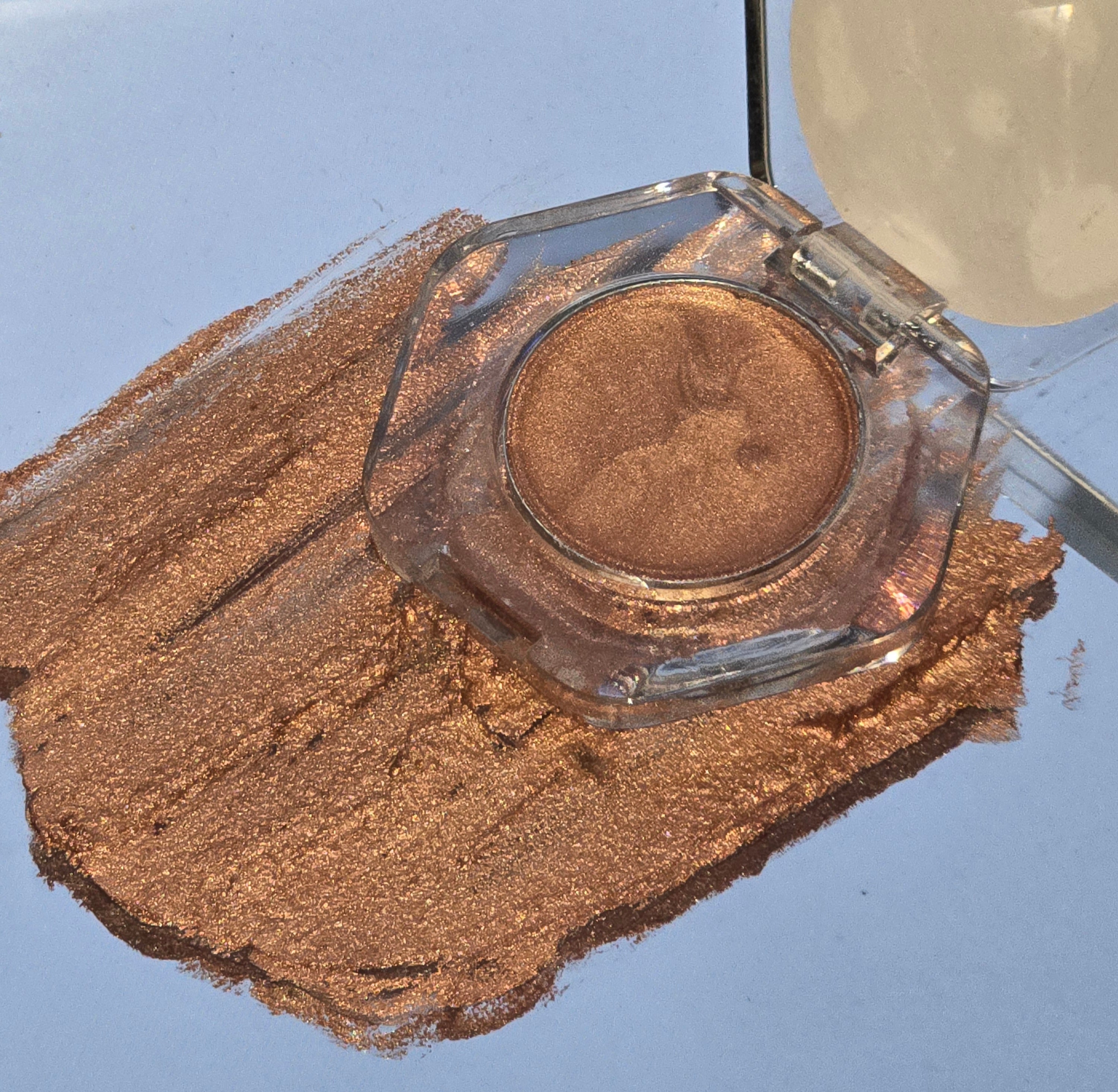 Dust Kiss - Cream Highlighter/ Eye Shadow